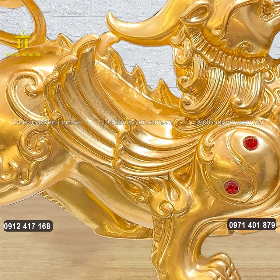 Từng họa tiết hoa văn được chạm khắc sắc nét
